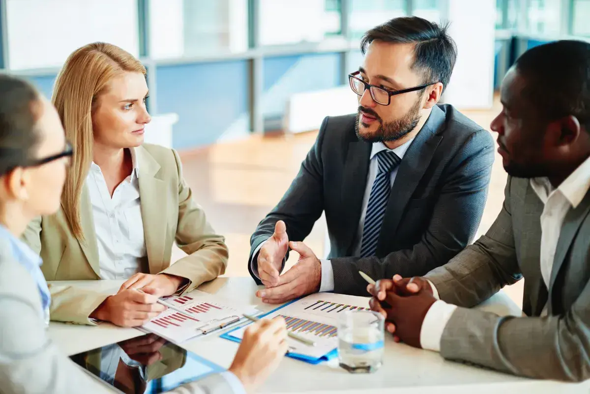 How to Run an Effective HOA Board Meeting: 6 Best Practices for Organized Community Meetings